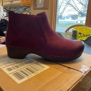 NWT Dansko Barbara Zip Bootie size 42 wine color